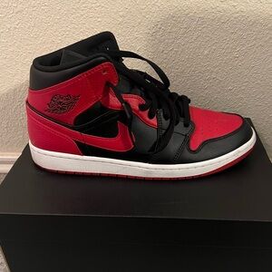 BLACK/RED/WHITE, MEN’S AIR JORDAN 1 MID.